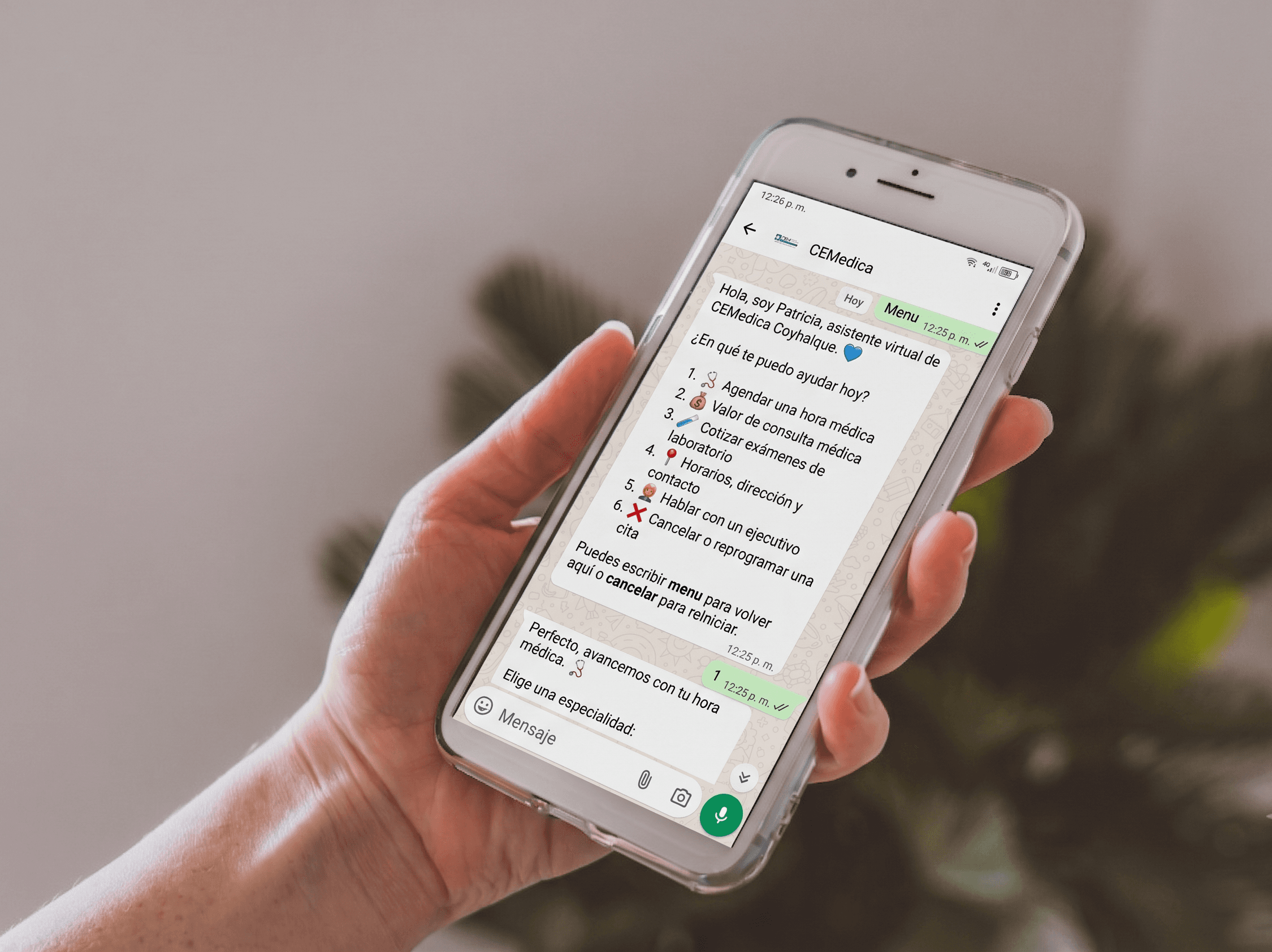 Patricia, la asistente virtual de CEMedica, atendiendo por WhatsApp